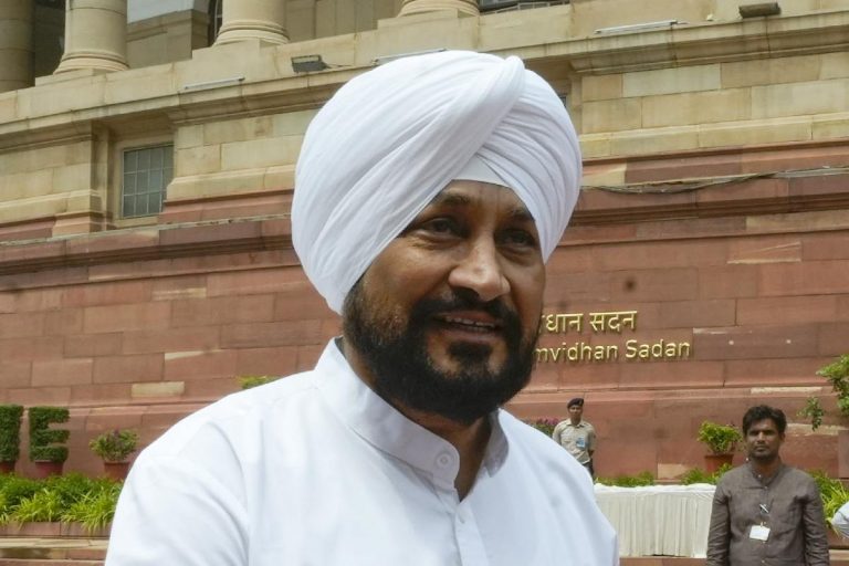 बीजेपी के हमले के बाद चरणजीत सिंह चन्नी की टिप्पणी से कांग्रेस ने काटी ‘कन्नी’, जानें पूरा मामला