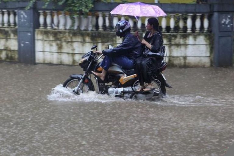 Monsoon Bike Riding Tips: बारिश के मौसम में बाइक चलाते वक्त इन बातों का रखें ध्यान