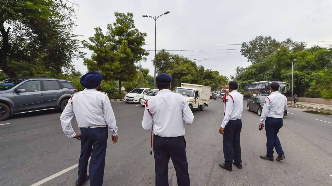 HSRP या अनिवार्य ईंधन कलर कोड स्टिकर की नहीं रहने वाले वाहनों पर 11,000 रुपये तक का भारी चालान जारी करने के लिए दिल्ली-एनसीआर में मोबाइल टीमें तैनात हुई है.