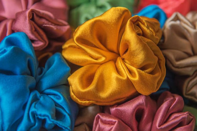 Hairstyle With Scrunchie: अपने बालों को दें  नया लुक, स्क्रंची की मदद से बनाएं ट्रेंडी हेयरस्टाइल