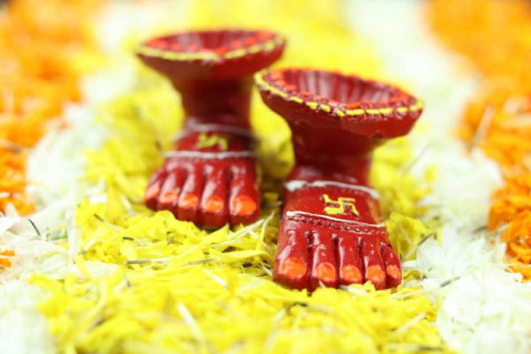 Vastu Tips for Laxmi: बेडरूम में न करें ऐसी गलती, मां लक्ष्मी हो सकती हैं नाराज, आती है कंगाली!