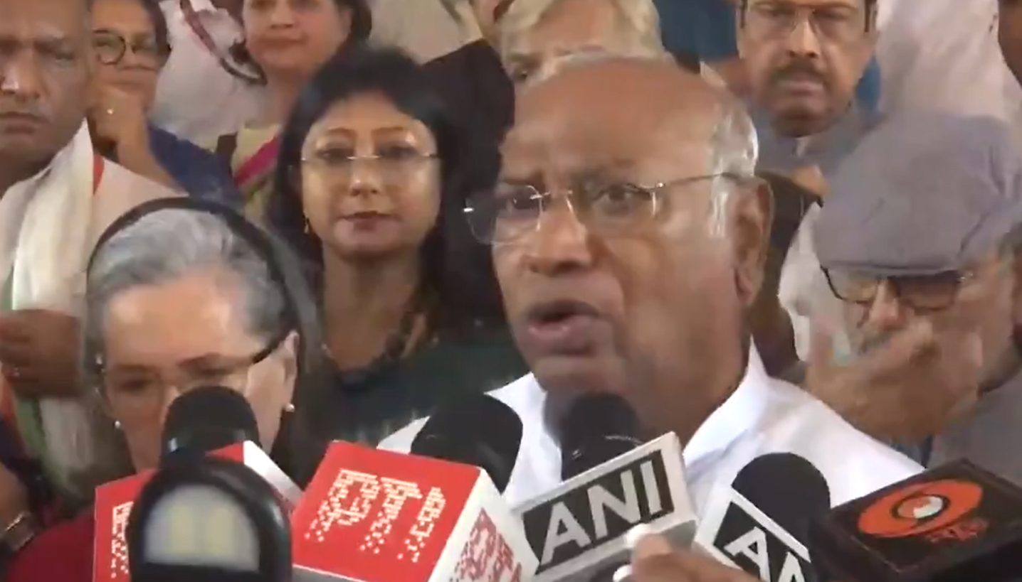 Opposition Walkout: प्रधानमंत्री के जवाब के दौरान कांग्रेस नेता सोनिया गांधी और एनसीपी-एससीपी प्रमुख शरद पवार सहित विपक्षी सदस्य खड़गे के साथ राज्यसभा से बहिर्गमन कर गए