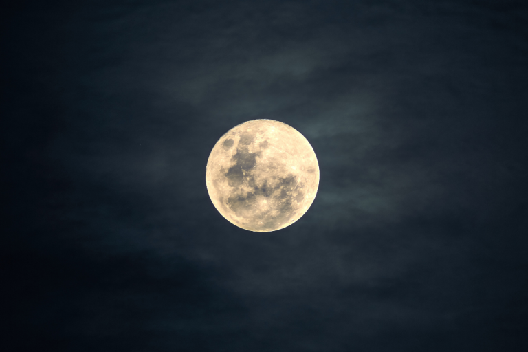Lunar Eclipse: 2024 का दूसरा चंद्र ग्रहण जानिए कब और कहां दिखेगा