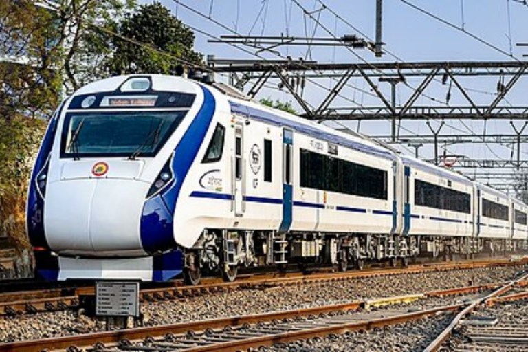 Railway : रेल में सफर करते वक्त खाने में निकल जाए कीड़ा, तो ऐसे करें शिकायत