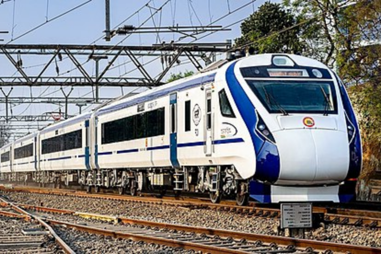 Vande Bharat Train: आज तीन नई वन्दे भारत ट्रेनों को हरी झंडी दिखाएंगे पीएम मोदी, यूपी को मिलेगी नई ट्रेन की सौगात