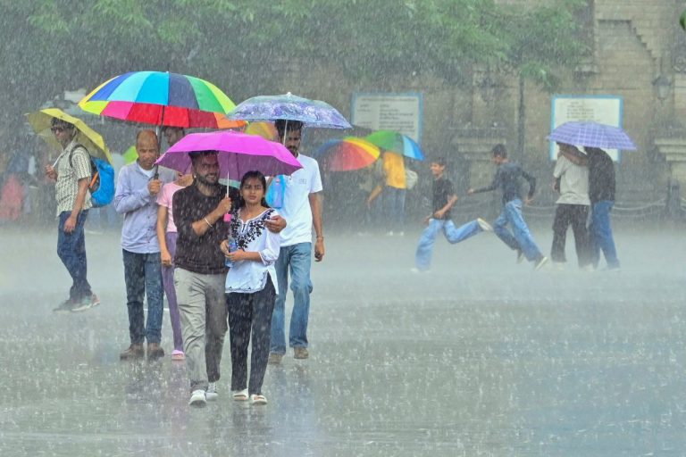 Weather Forecast: गहरे दवाब का क्षेत्र पुरी तट से टकराया, भारी से अत्यधिक बारिश की आशंका, IMD अलर्ट