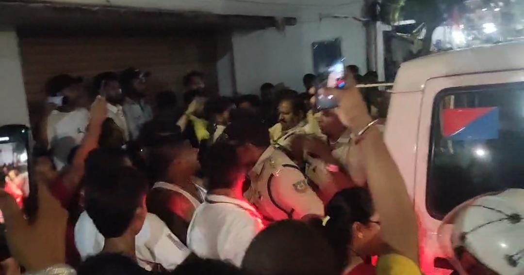 भालुबासा में जंबू अखाड़ा के बंटी के घर पर हंगामा के बाद मारपीट, पुलिस से उलझती महिलाएं और अन्य
