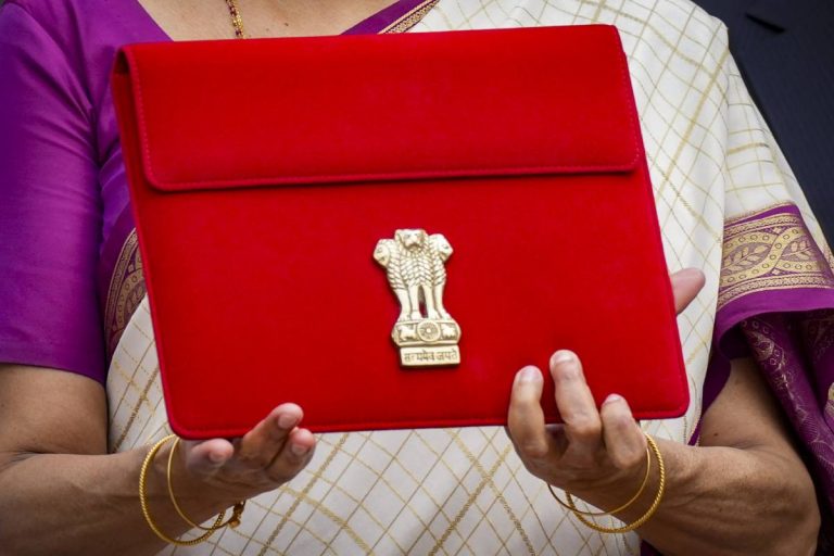 रक्षा क्षेत्र में तकनीकी विकास जारी रखना चाहिए