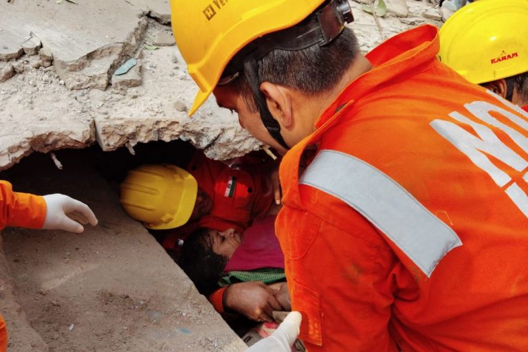 Deoghar Building Collapse: देवघर में 8 घंटे तक कैसे चला रेस्क्यू ऑपरेशन, देखें PHOTOS
