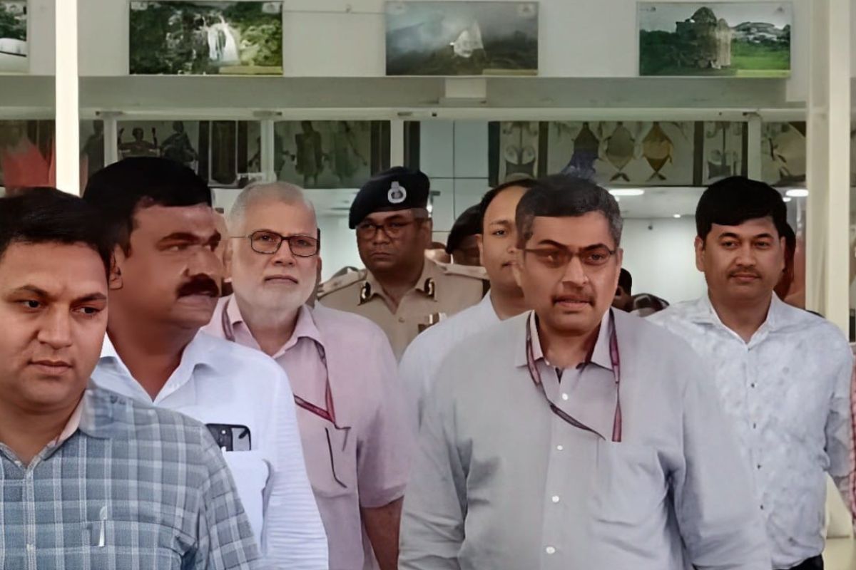 बिरसा मुंडा एयरपोर्ट पर चुनाव आयोग की टीम