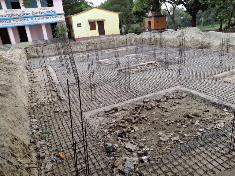 रघुनाथपुर में विद्यालय निर्माण कार्य को ग्रामीणों ने रोका
