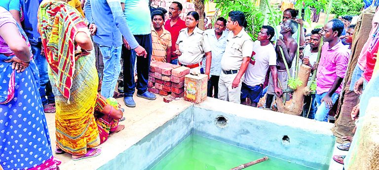 खेलते वक्त सेप्टिक टैंक में गिरने से बच्ची की हुई मौत