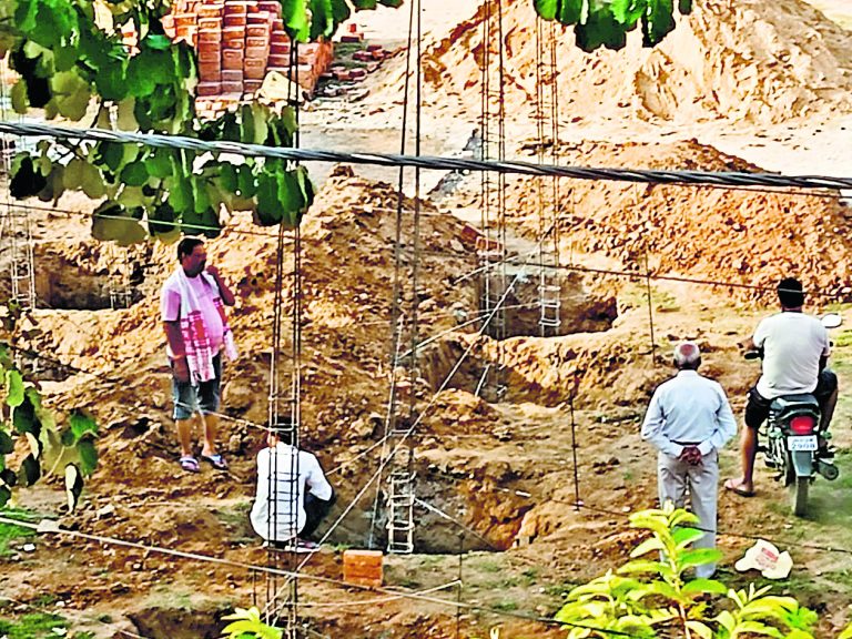 एचइसी के रामलीला मैदान में अवैध रूप से बनाया जा रहा कम्युनिटी हॉल