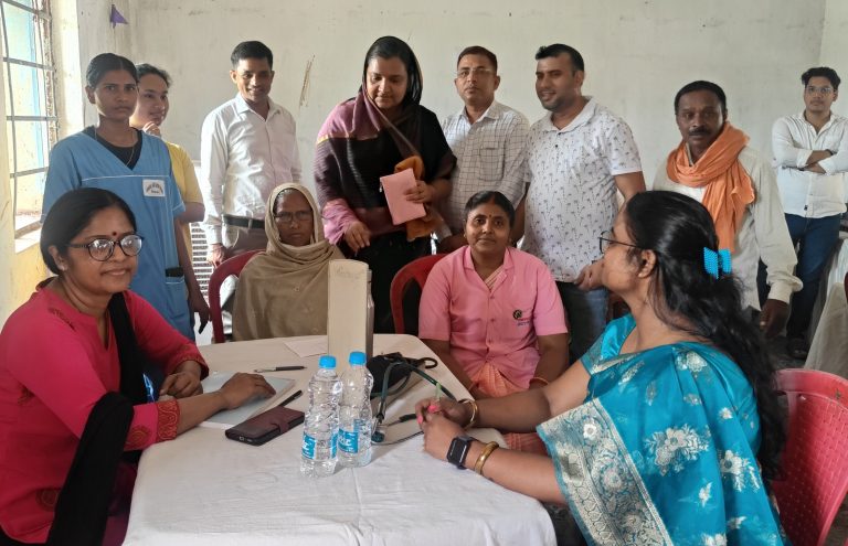 सर्वेश्वरी समूह ने कल्यणेश्वर उवि में लगाया चिकित्सा शिविर