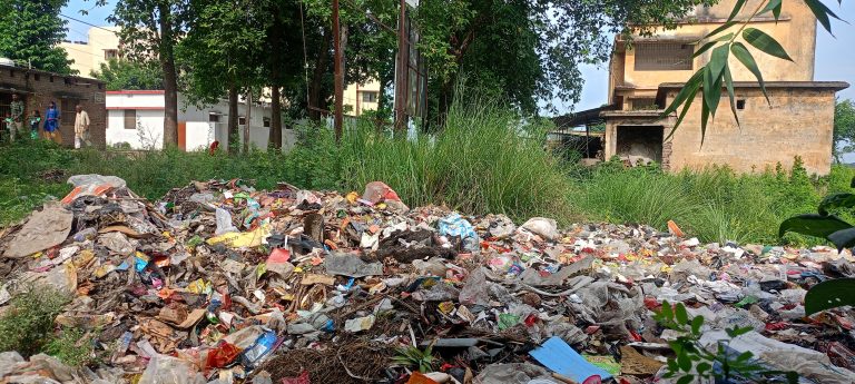 प्रखंड कार्यालय व उच्च विद्यालय के निकट किया जा रहा कचरा डंप