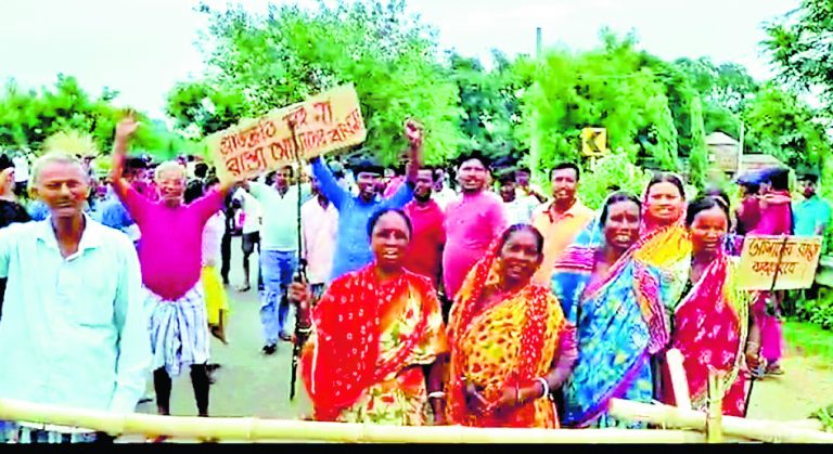 कच्ची सड़क को पक्की करने की मांग पर ग्रामीणों ने किया सड़क जाम
