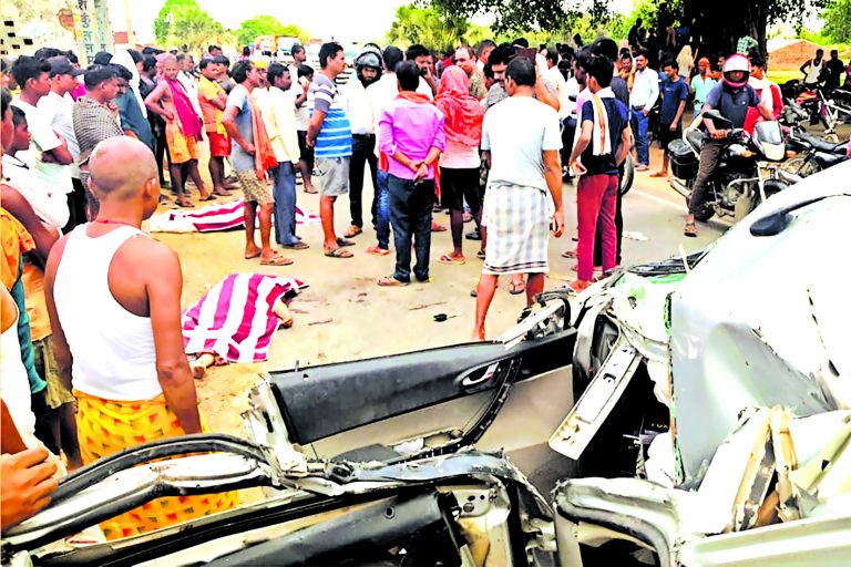 ट्रैक्टर से टकरायी कार, दंपती सहित तीन लोगों की मौत