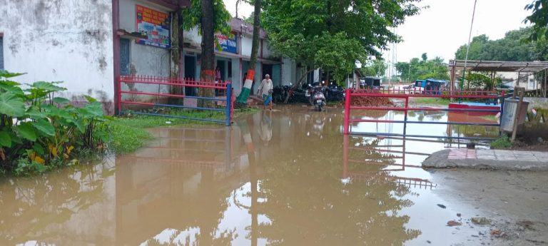 जोगबनी थाना परिसर में जलजमाव, आवागमन में परेशानी