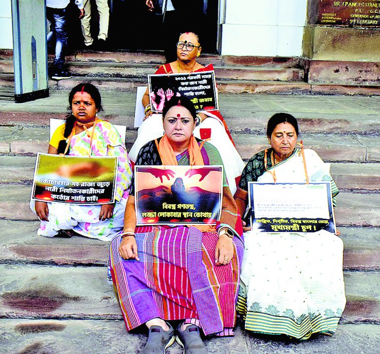 विधानसभा में तृणमूल व भाजपा के विधायकों का धरना
