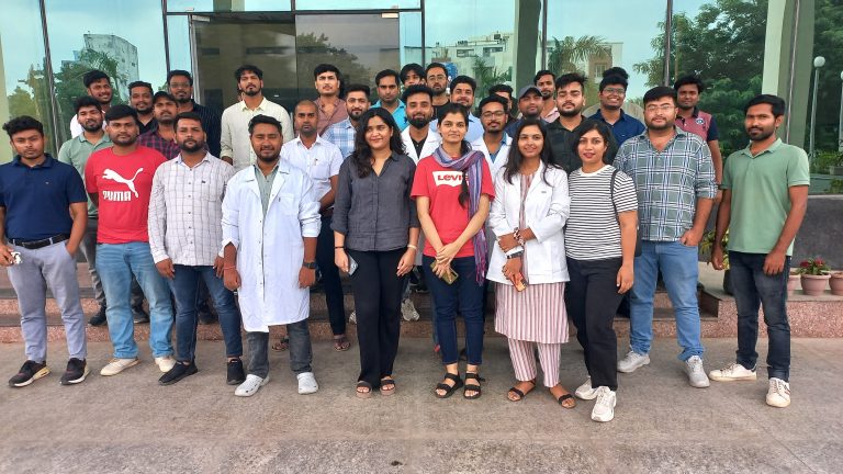 इंटर्नशिप के लिए एमबीबीएस के स्टूडेंट्स ने किया प्रदर्शन