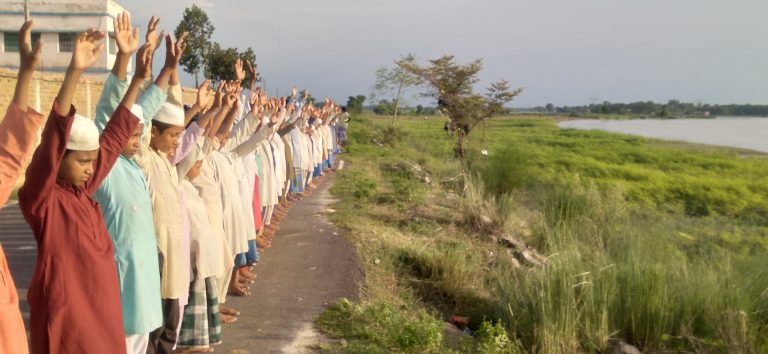 पनार नदी में तेजी से हो रही कटाव के चलते भयभीत हैं मदरसा के बच्चे