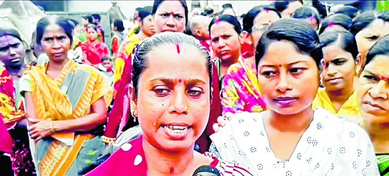 शिक्षक के तबादले का विरोध अभिभावकों ने किया प्रदर्शन
