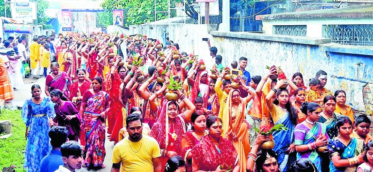 जय माता दी स्पोर्टिंग क्लब ने निकाली कलश यात्रा