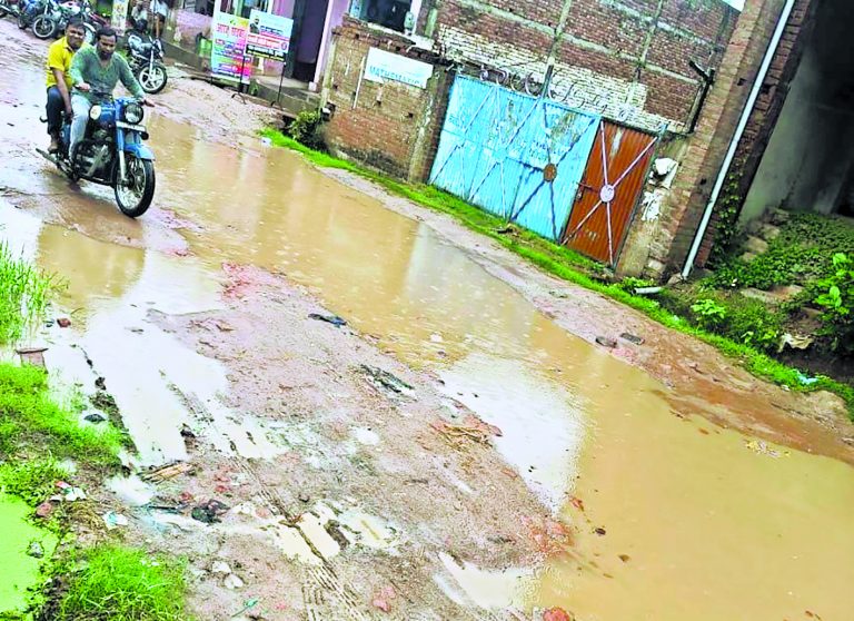 बारिश के बाद सफाखाना रोड झील में तब्दील