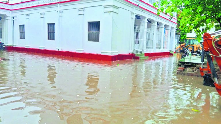 निजात दिलाने वाले ही खुद जल जमाव में डूबे