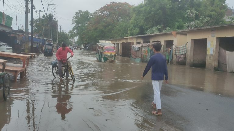 झमाझम बारिश से मौसम हुआ सुहाना,  सड़कों पर जमा पानी ने बिगाड़ी शहर की सूरत