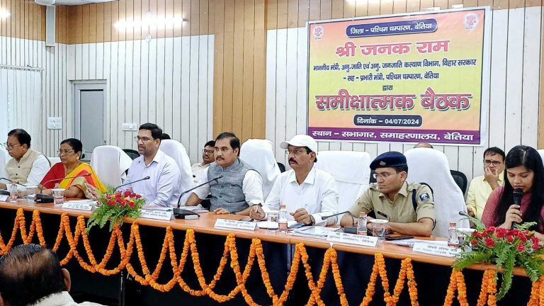 बाढ़ को लेकर सजग रहें पदाधिकारी : प्रभारी मंत्री