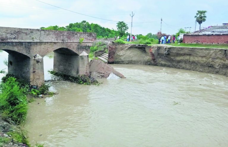 बनियापुर के सरेया में गंडक नदी पर बना पुल ध्वस्त, दर्जनों गावों का संपर्क टूटा