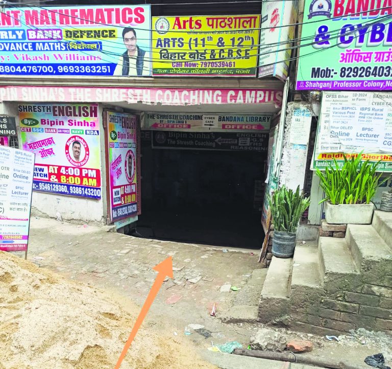 पुरानी सड़क तोड़े बिना किया जा रहा नयी का निर्माण