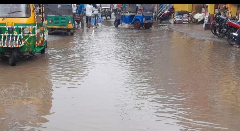 जलजमाव से सोनो की मुख्य सड़क बनी तालाब