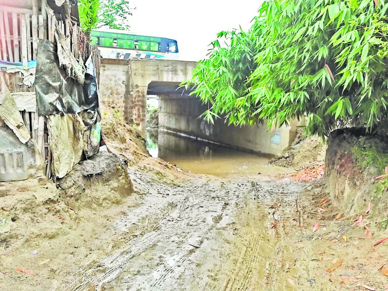 सोनपुर में अंडरपास के अधूरे एप्रोच रोड से आवागमन में परेशानी झेल रही पांच हजार से ज्यादा की आबादी