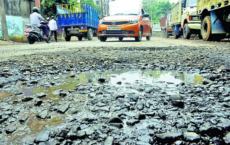 मॉनसून ने दी दस्तक, पर नहीं बदली बदहाल सड़कों की हालत