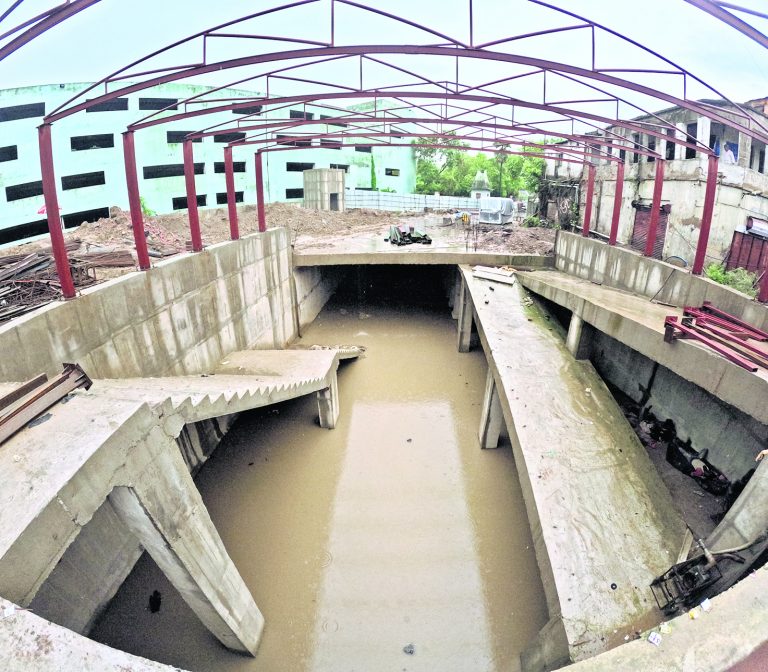 स्मार्टसिटी: जल जमाव से सब-वे का काम हुआ बाधित