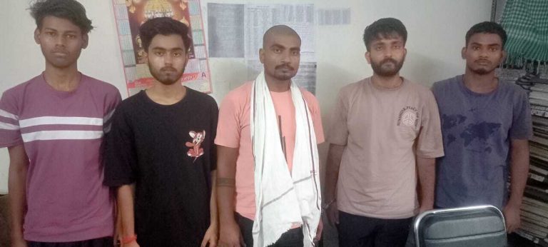 प्रतिबंधित ऑनलाइन गेम खेलते 10 गिरफ्तार