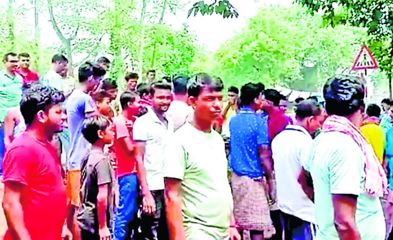 गोदाम से निकलने वाली दुर्गंध के खिलाफ प्रदर्शन