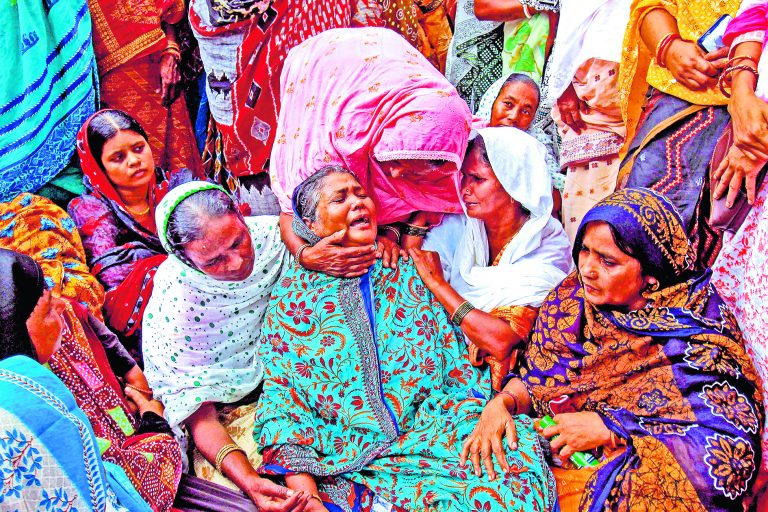 केरोसिन छिड़क घर में लगायी आग, जिंदा जल गये मां-बेटे