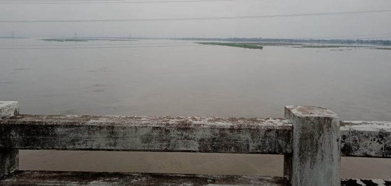 नदियों के बौराने से निचले इलाकों में घुसा बाढ़ का पानी