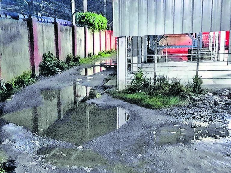 बरसात होते ही पानागढ़ रेलवे स्टेशन को जानेवाला मार्ग डूबा, यात्री परेशान