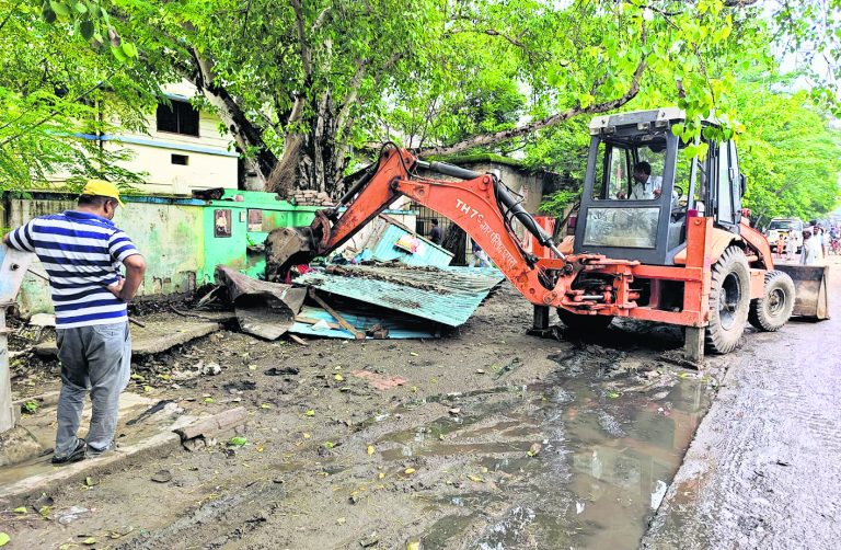 अतिक्रमण के खिलाफ चला बुलडोजर, 50 से अधिक अवैध निर्माण तोड़े गये