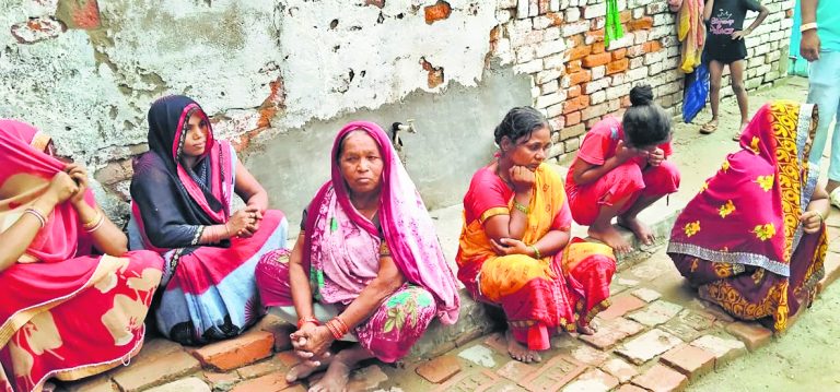 दाउदपुर में ठनका गिरने से खेत में घास काटने गयी महिला की गयी जान