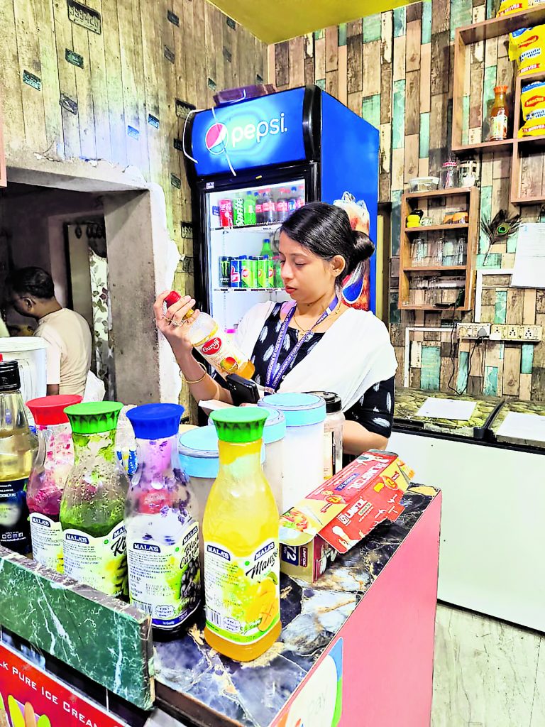 बेकरी किंग सुपर मैक्स में प्रदूषण नियंत्रण और खाद्य सुरक्षा विभाग ने मारा छापा