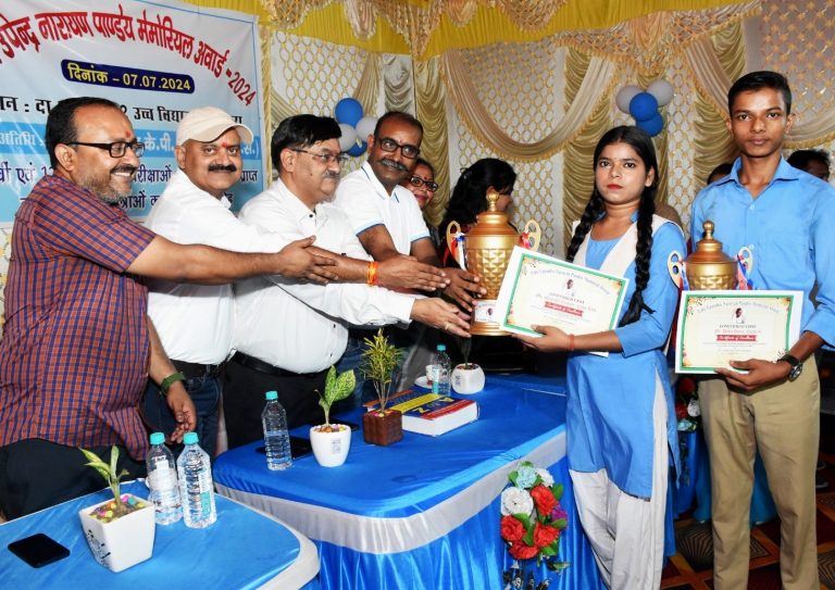 पूर्व शिक्षक की याद में टॉपर विद्यार्थियों को किया सम्मानित