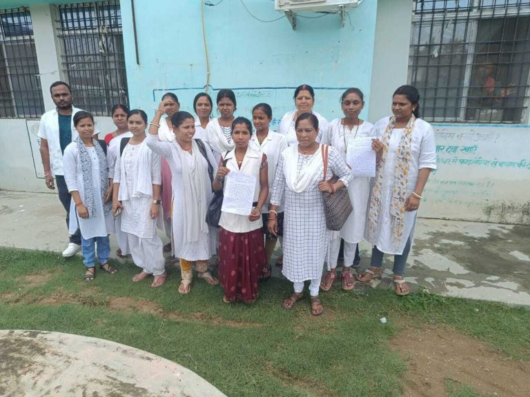 अनिश्चितकालीन हड़ताल पर गये एनएचएम कर्मी