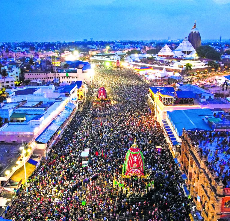पुरी : श्रीमंदिर से रवाना हुए महाप्रभु, आज पहुंचेंगे मौसीबाड़ी