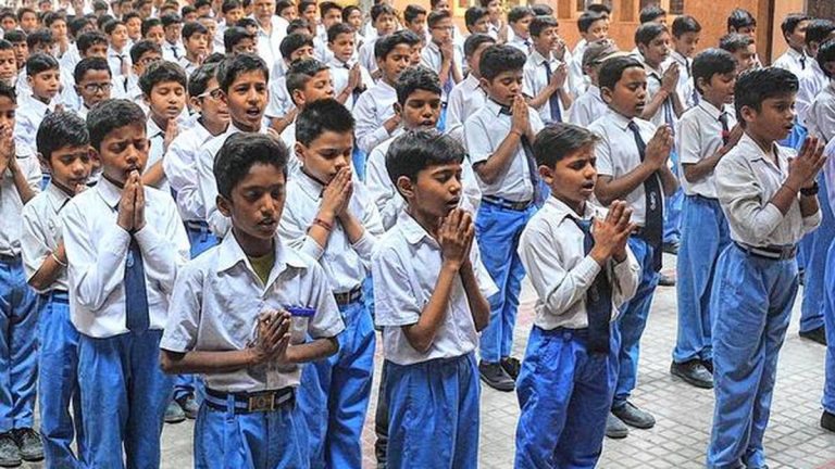 स्कूलों में एक समान होगी प्रार्थना सभा
