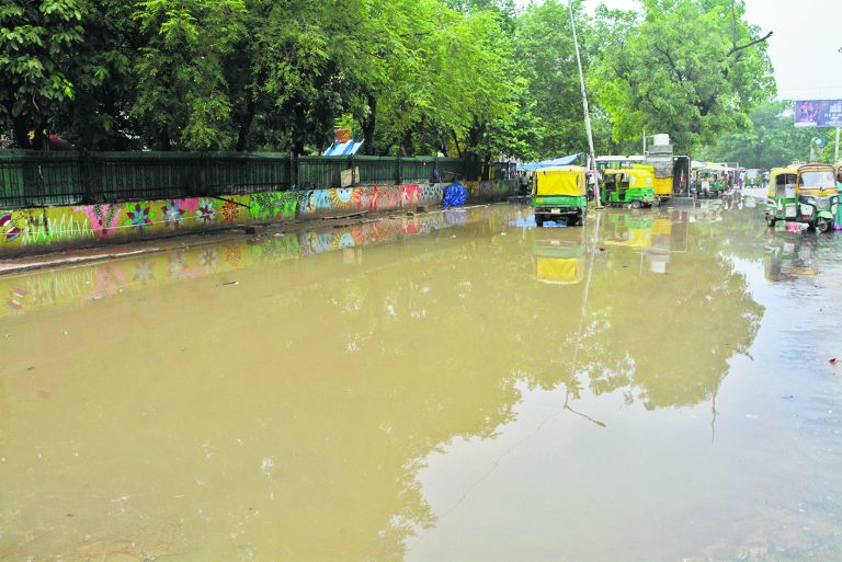 जलजमाव की शिकायत पर देर से पहुंचने वाले चार कर्मियों को शो कॉज
